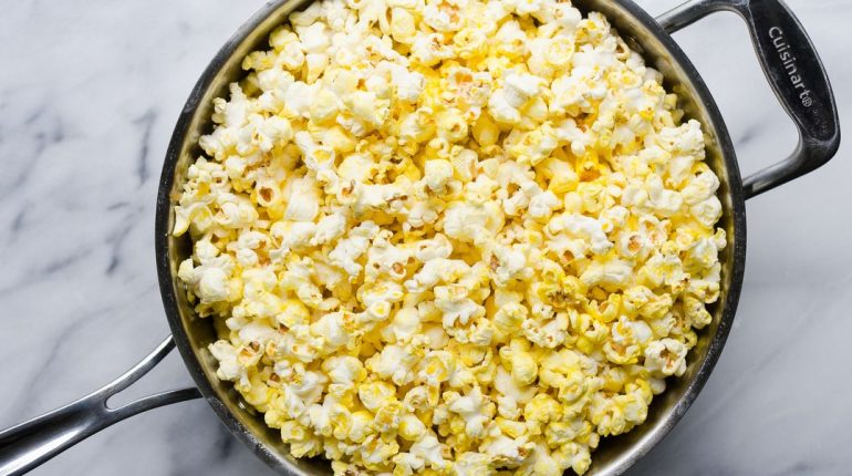 How to make popcorn on the stove?